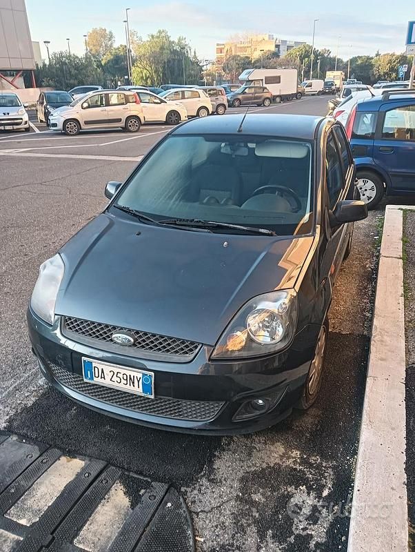 Blu Usata 2005 Ford Fiesta Tre volumi | 2000 € - Immagine 1/4