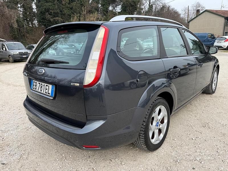 Usata Ford Focus 110 CV (80 kW) 2011 Grigio Station wagon