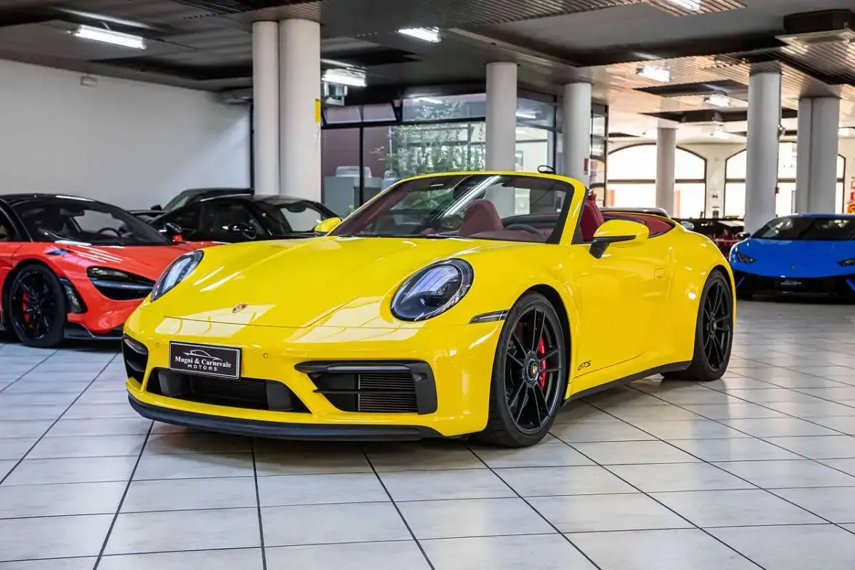 Usata Porsche 911 Carrera 4 GTS Sport 480 CV (353 kW) 2021 Giallo racing Cabrio