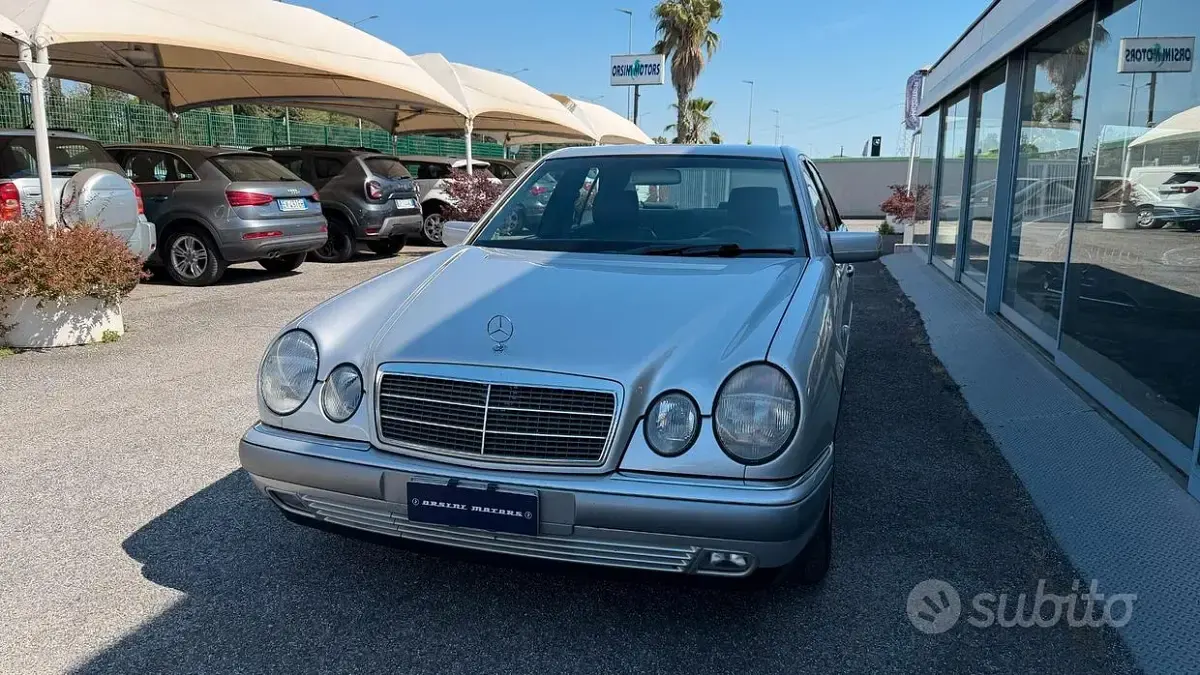 Usata Mercedes E200 Elegance 186 CV (136 kW) 1998 Grigio Berlina