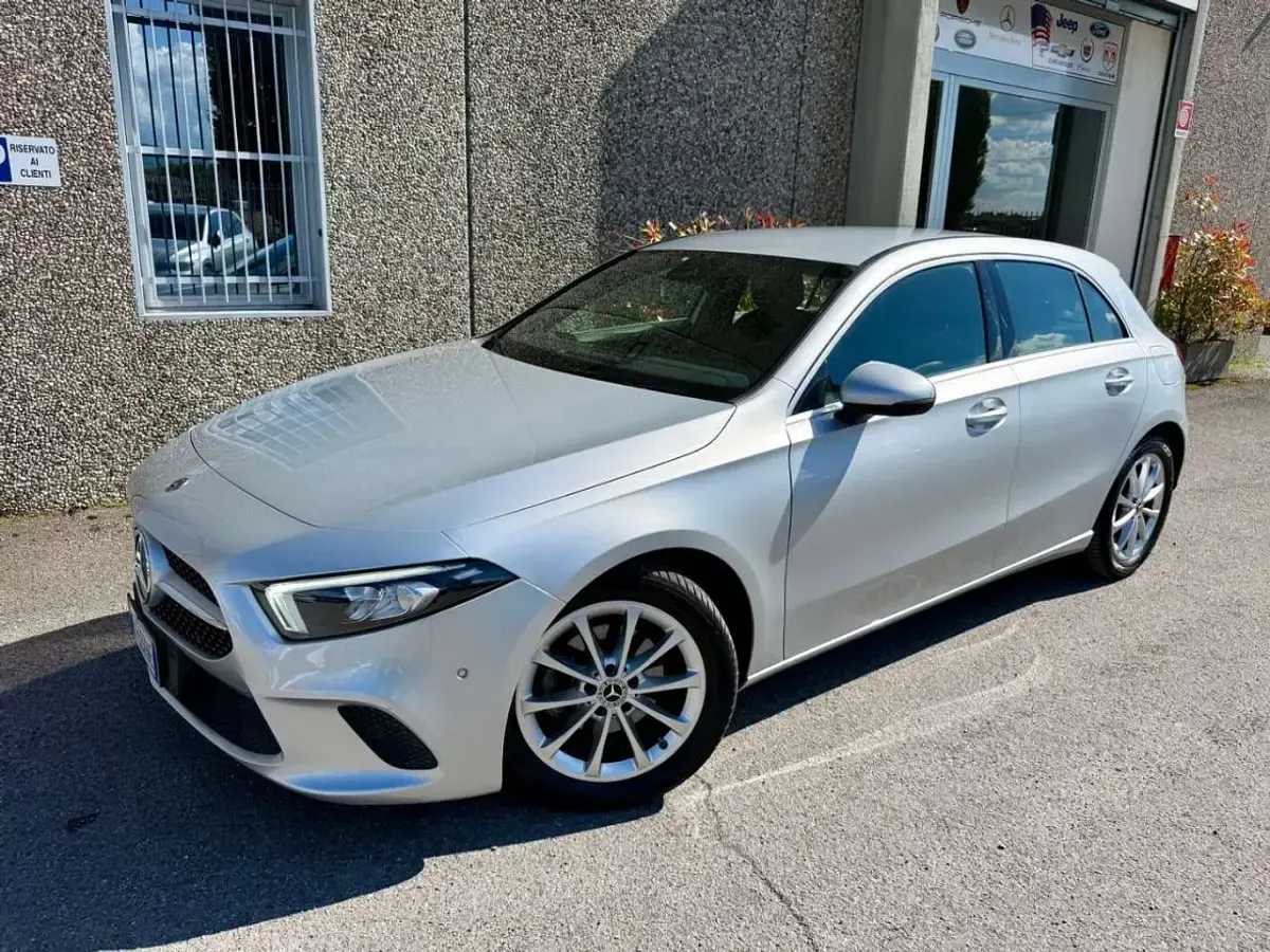 Usata Mercedes A180 116 CV (85 kW) 2019 Argento Berlina