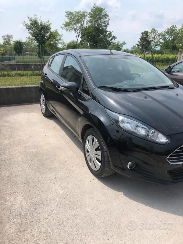 Usata Ford Fiesta Business Edition 101 CV (74 kW) 2015 Nero Utilitaria