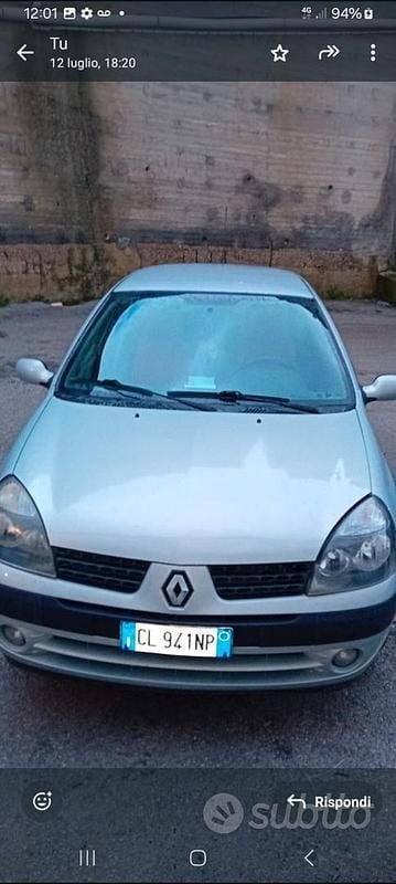 Grigio Usata 2004 Renault Clio II Due volumi | 2000 € (Buon prezzo) - Immagine 1/4