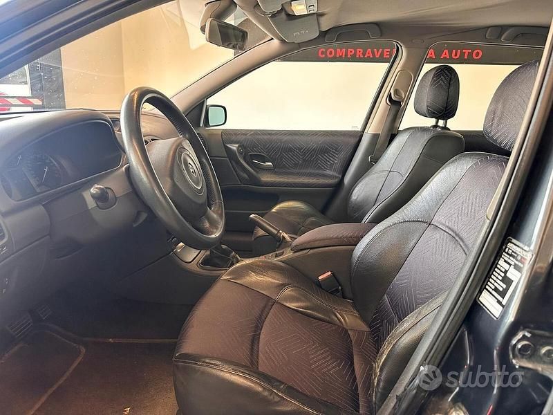 Usata Renault Laguna II Dynamique 120 CV (88 kW) 2004 Nero Station wagon