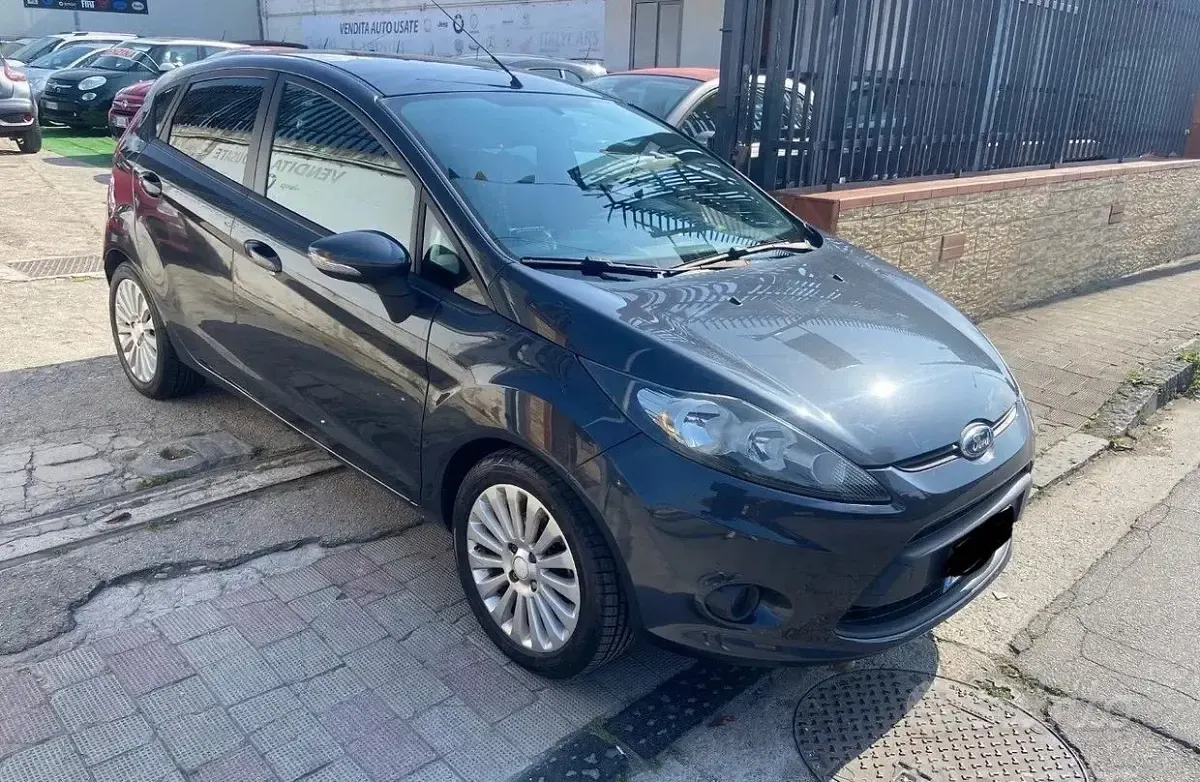 Usata Ford Fiesta 68 CV (50 kW) 2010 Grigio Berlina
