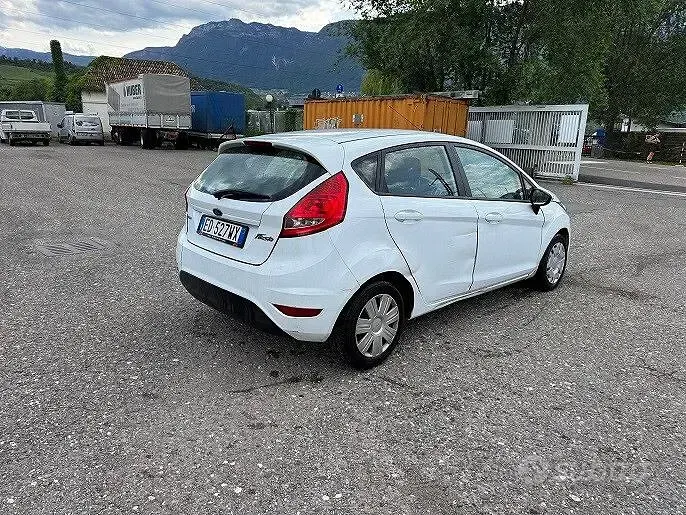 Usata Ford Fiesta 70 CV (51 kW) 2010 Bianco Berlina