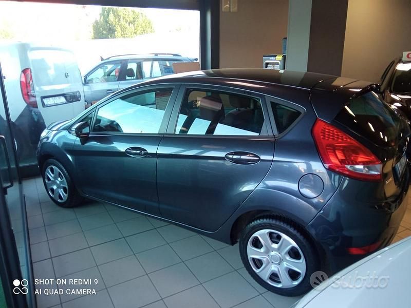 Grigio Usata 2008 Ford Fiesta Ghia Due volumi | 3990 € (Molto cara) - Immagine 1/4