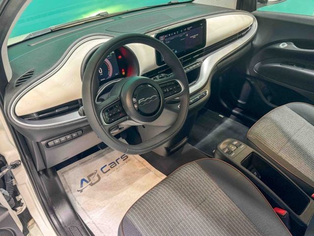 Używany Fiat 500e Icon 86 kW (118 KM) 2022 Biały Sedan/Limuzyna
