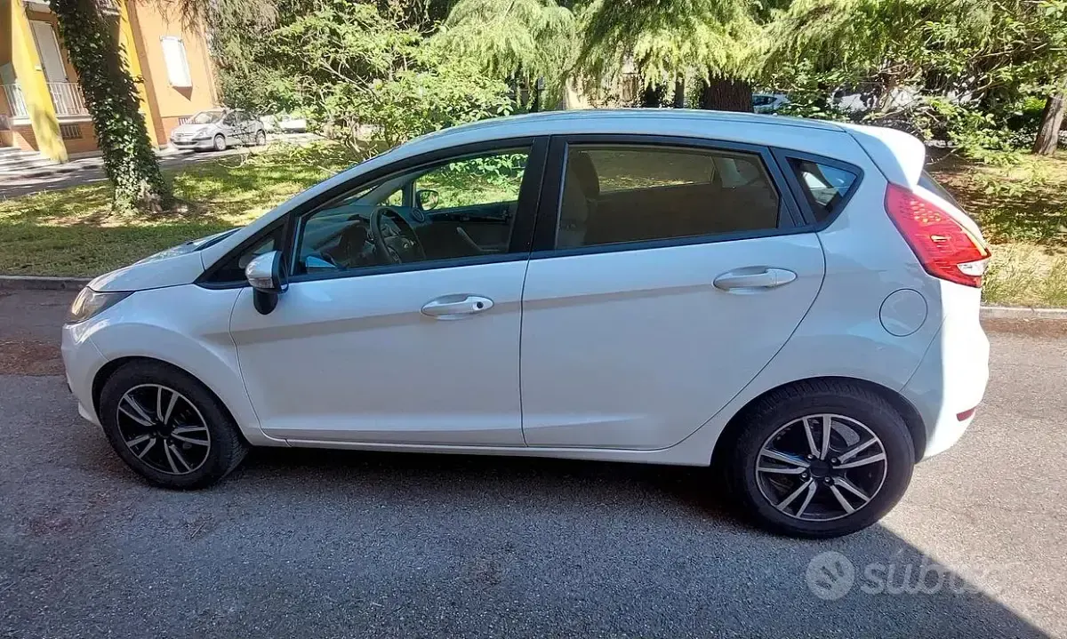 Usata Ford Fiesta 97 CV (71 kW) 2011 Bianco Berlina