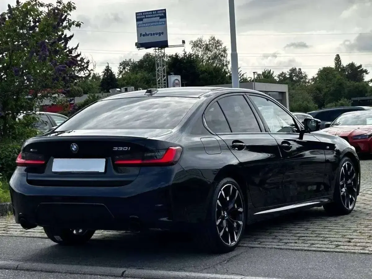 Usata BMW 330 M Sport 245 CV (180 kW) 2025 Nero zaffiro Berlina