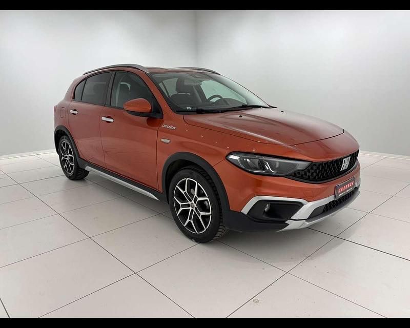 Usata Fiat Tipo Cross 131 CV (96 kW) 2022 Arancio paprika (metallizzato) Berlina