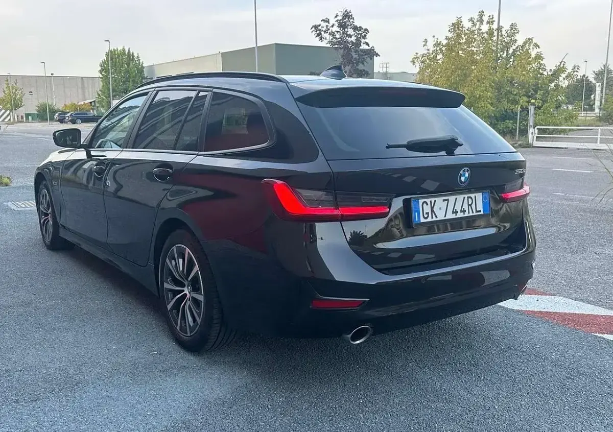 Usata BMW 320 Sport Line 163 CV (119 kW) 2022 Black sapphire metallic Station wagon