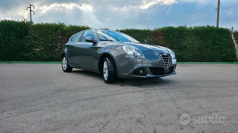 Grigio Usata 2011 Alfa Romeo Giulietta Tre volumi | 4600 € (Molto cara) - Immagine 1/4