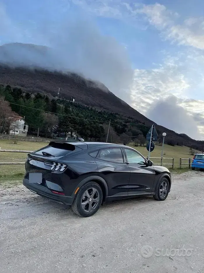 Usata Ford Mustang Mach-E 100 kW (136 CV) 2021 Nero SUV