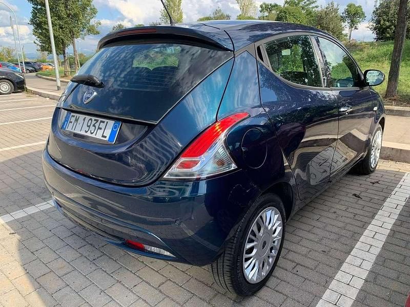 Usata Lancia Ypsilon Silver 69 CV (50 kW) 2017 Verde Utilitaria
