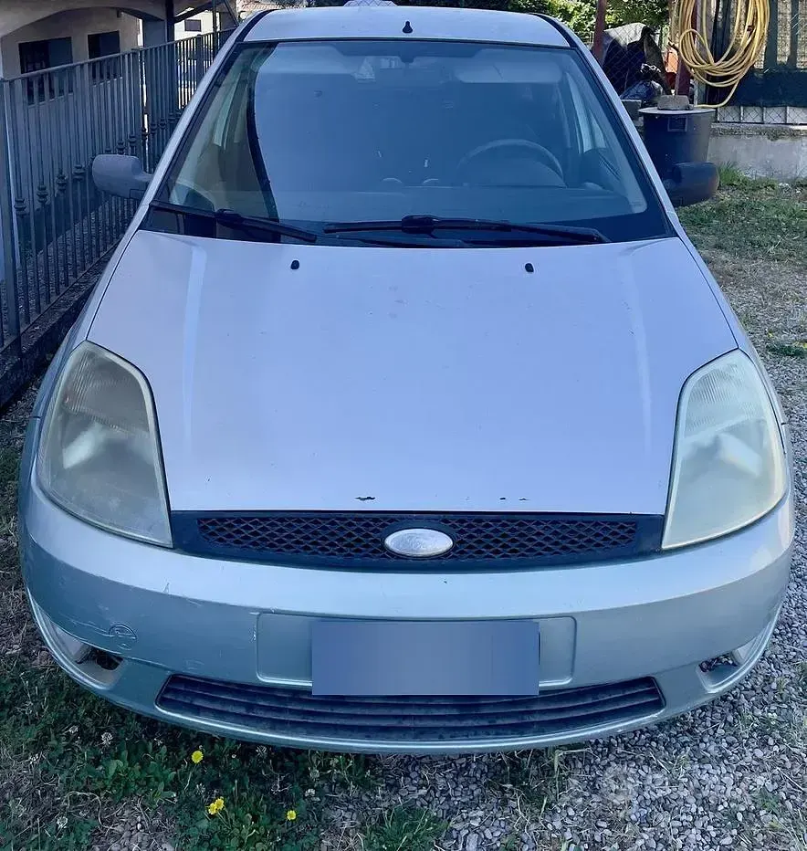 Usata Ford Fiesta 68 CV (50 kW) 2004 Grigio Utilitaria