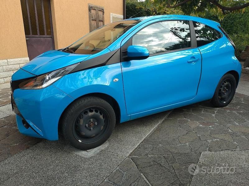 Blu Usata 2017 Toyota Aygo Due volumi | 7700 € (Buon prezzo) - Immagine 1/4
