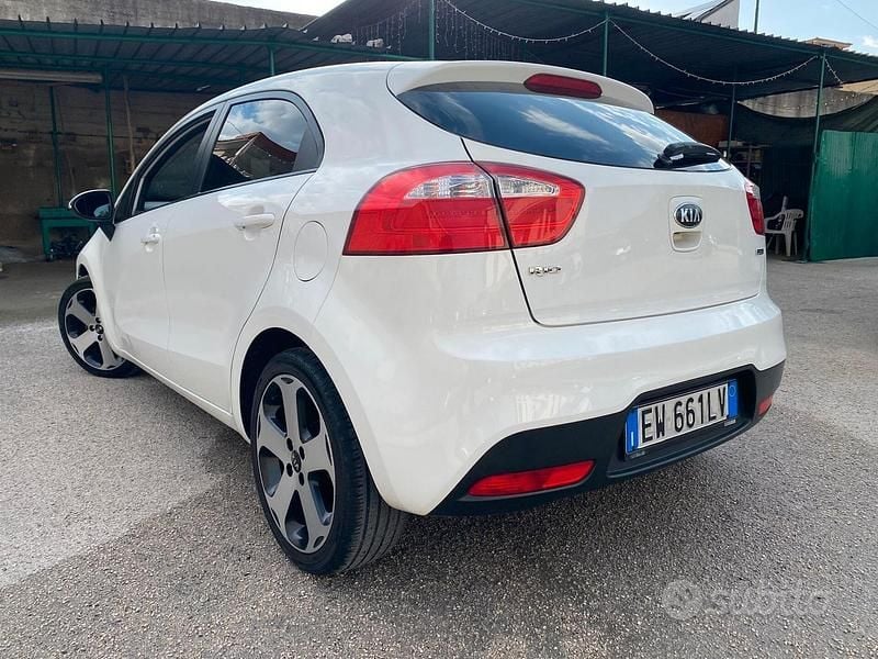 Usata Kia Rio 75 CV (55 kW) 2014 Bianco Berlina