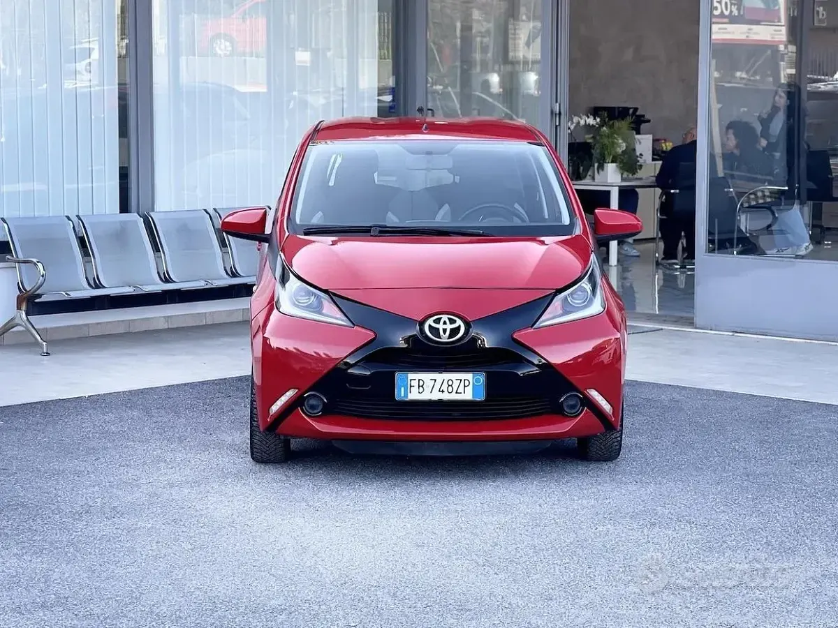 Usata Toyota Aygo 69 CV (50 kW) 2015 Rosso Utilitaria