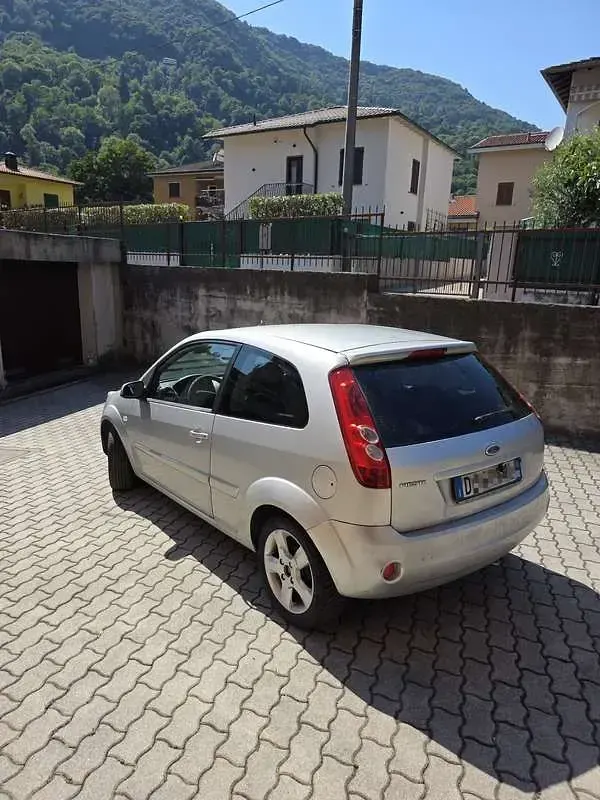 Usata Ford Fiesta Ghia 75 CV (55 kW) 2007 Utilitaria