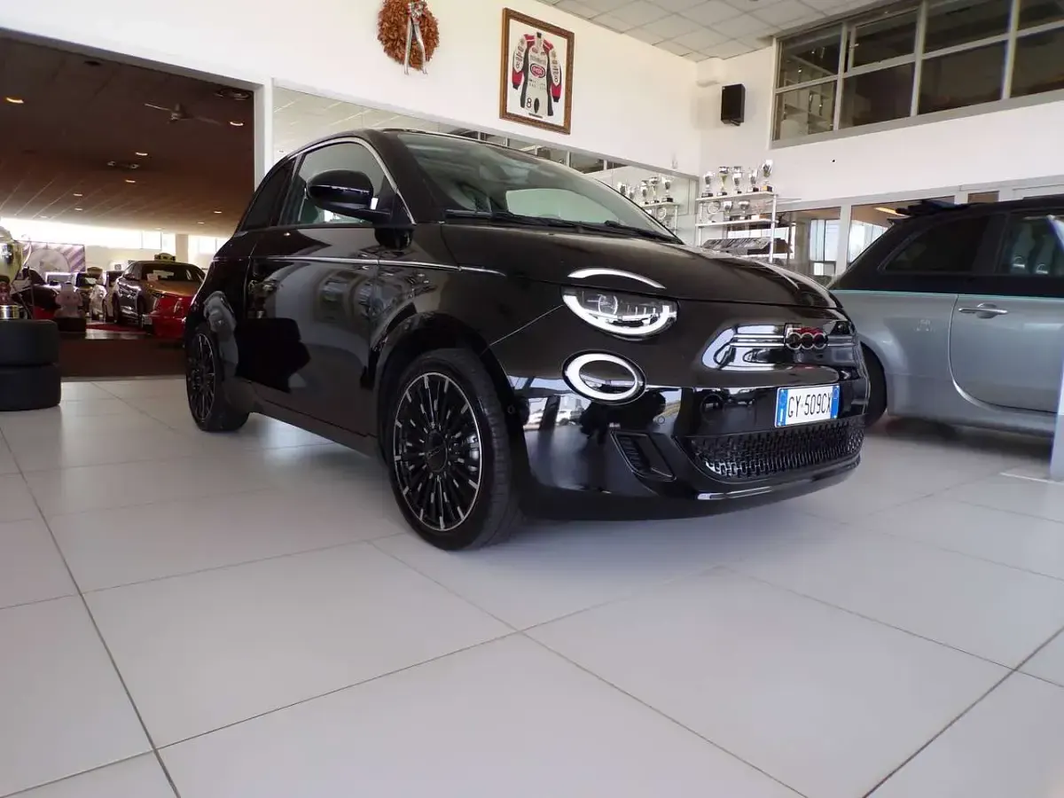 Usata Fiat 500e La Prima 86 kW (118 CV) 2025 Onyx black Utilitaria