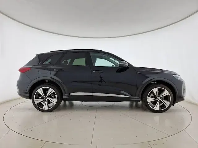 Nuova Audi Q5 S-Line 204 CV (150 kW) 2025 Nero mythos metallizzato SUV