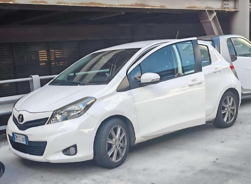 Usata Toyota Yaris Active 90 CV (66 kW) 2012 Bianco Utilitaria