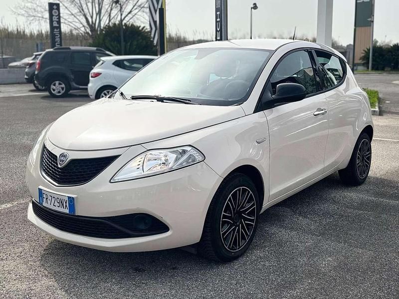 Usata Lancia Ypsilon Gold 69 CV (50 kW) 2018 Beige Utilitaria