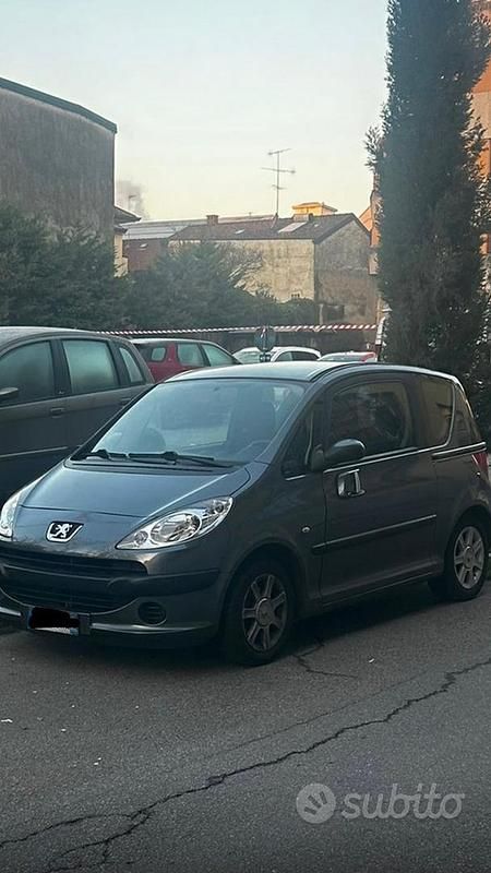 Usata Peugeot 1007 70 CV (51 kW) 2006 Grigio Monovolume