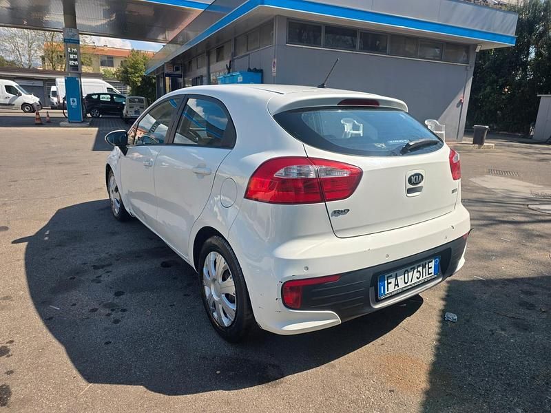 Usata Kia Rio City 81 CV (59 kW) 2015 Bianco Berlina