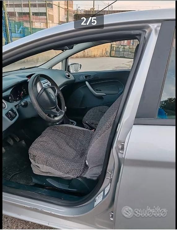 Usata Ford Fiesta 96 CV (70 kW) 2011 Grigio Berlina