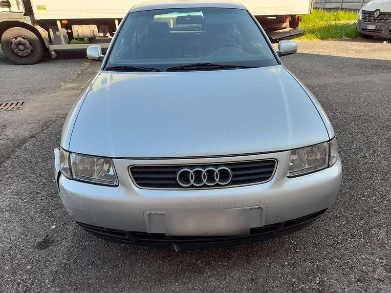 Argento Usata 1998 Audi A3 Ambiente Tre volumi | 1500 € (Super prezzo) - Immagine 1/4