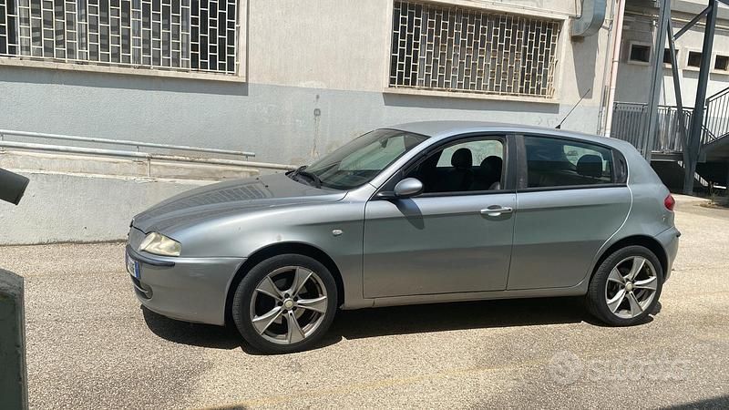 Usata Alfa Romeo 147 140 CV (102 kW) 2004 Grigio Utilitaria