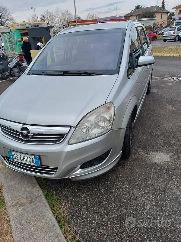 Grigio Usata 2008 Opel Zafira Monovolume | 1500 € (Buon prezzo) - Immagine 1/4