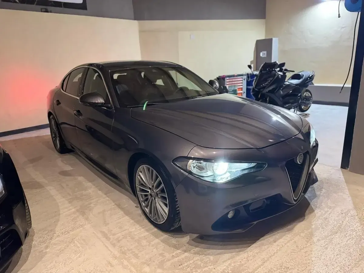 Usata Alfa Romeo Giulia Super 180 CV (132 kW) 2017 Grigio Berlina