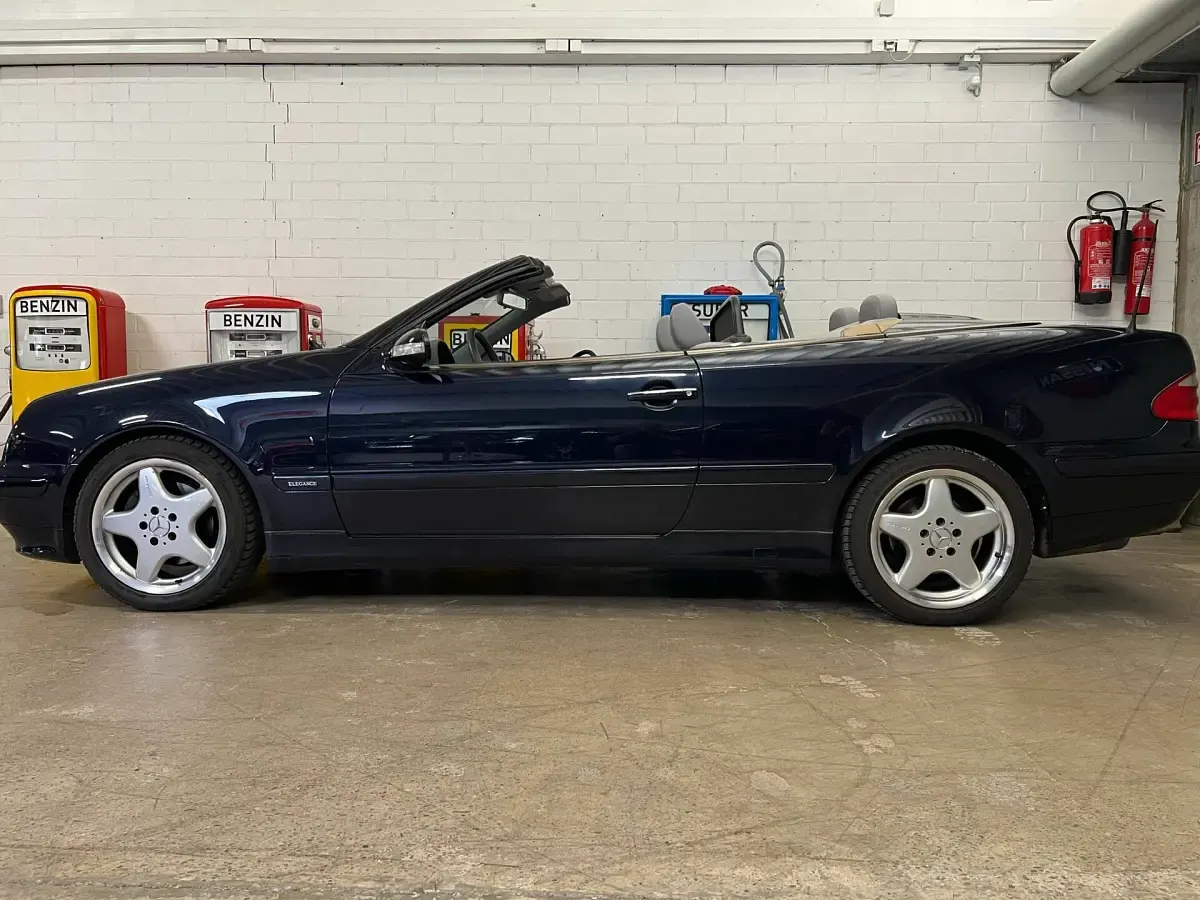 Usata Mercedes CLK320 218 CV (160 kW) 2001 Blu Cabrio