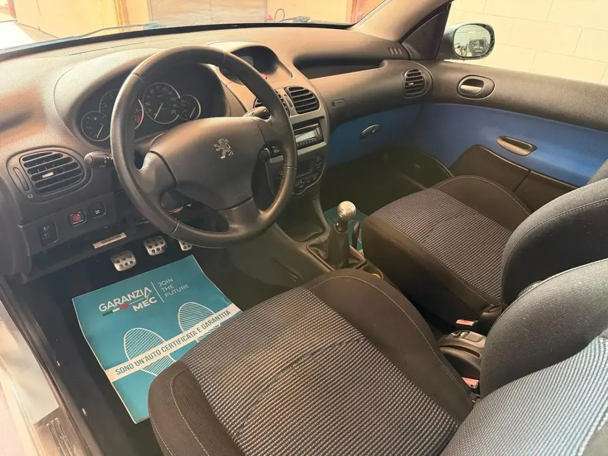 Usata Peugeot 206 CC 109 CV (80 kW) 2004 Argento Cabrio