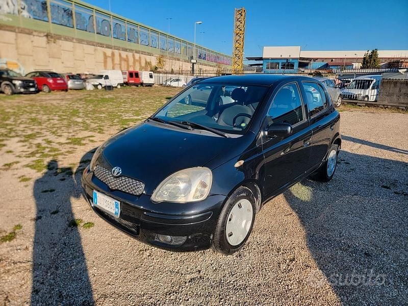 Nero Usata 2003 Toyota Yaris Sol Due volumi | 1800 € (Buon prezzo) - Immagine 1/4