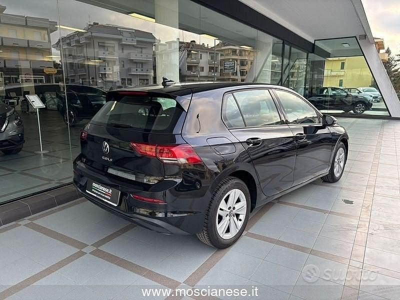 Begagnad VW Golf VII Life 116 HK (85 kW) 2021 Svart Halvkombi