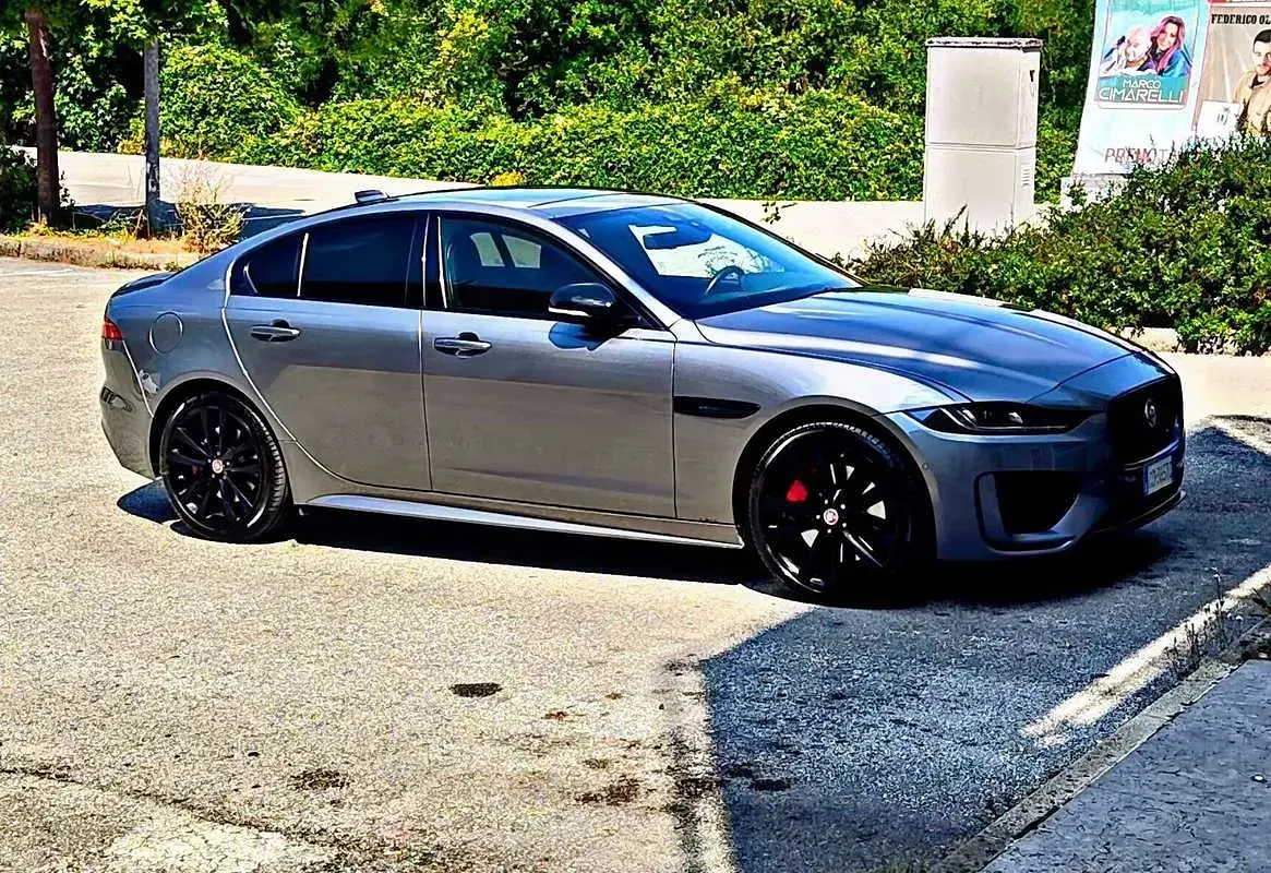 Usata Jaguar XE R-Dynamic 179 CV (131 kW) 2021 Grigio Berlina