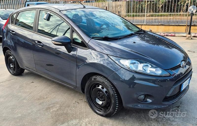 Usata Ford Fiesta 95 CV (69 kW) 2011 Grigio Berlina