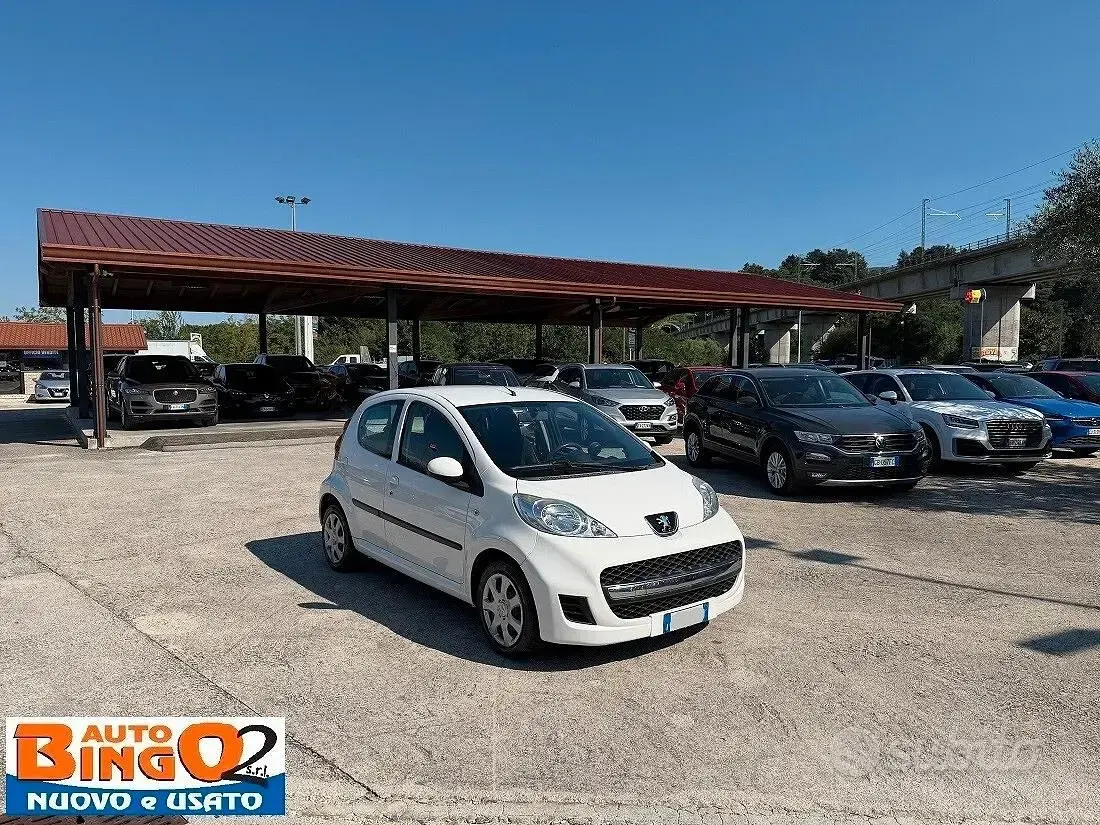 Usata Peugeot 107 Active 68 CV (50 kW) 2012 Bianco Utilitaria