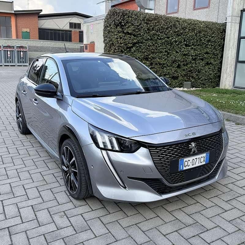 Usata Peugeot 208 GT-line 101 CV (74 kW) 2020 Argento Utilitaria