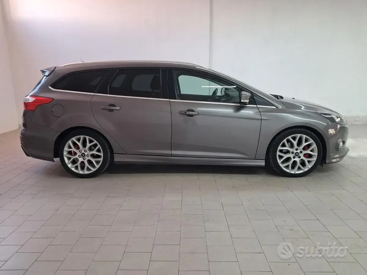 Usado Ford Focus 163 HP (119 kW) 2012 Cinzento Carrinha