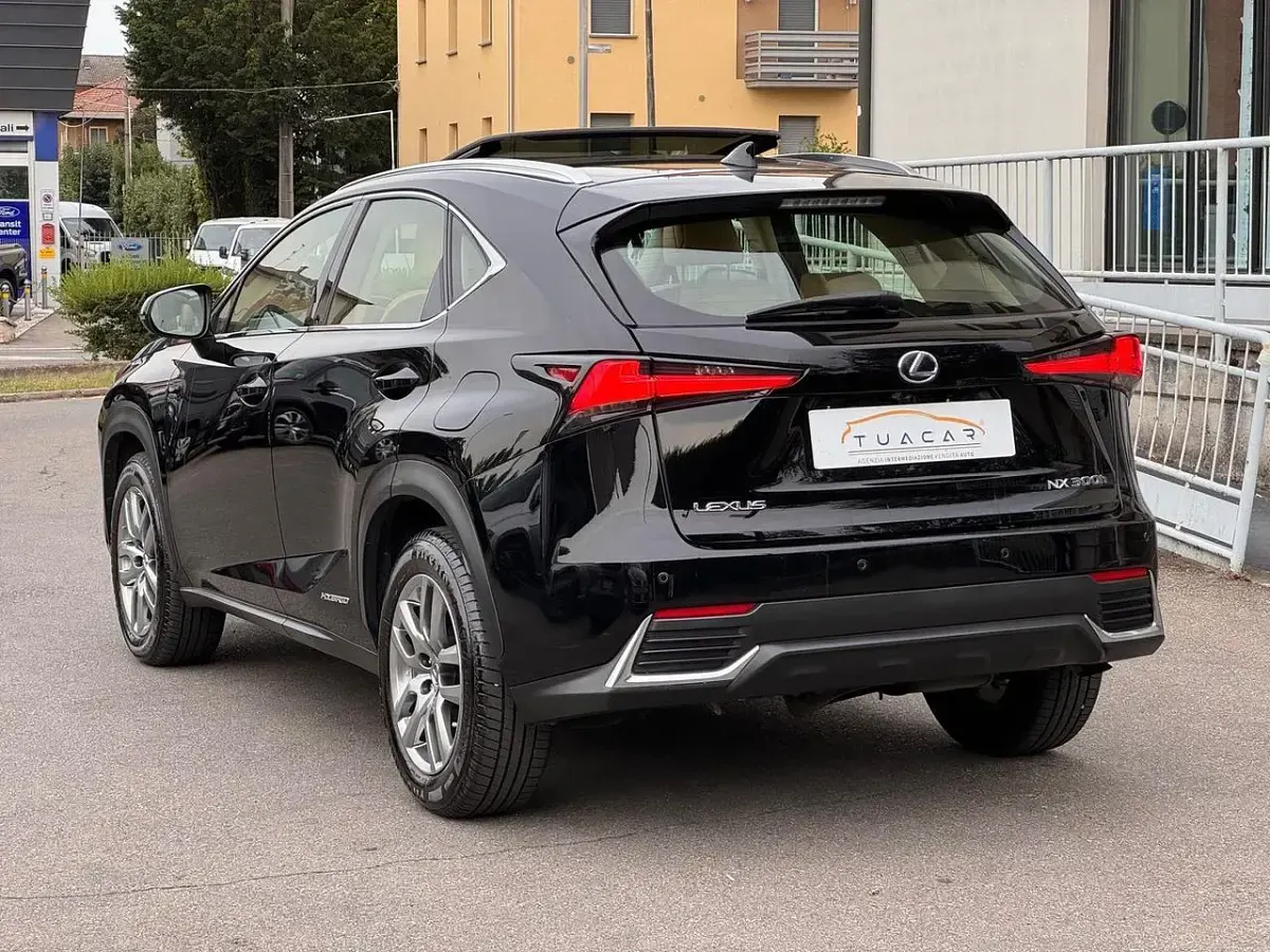Usata Lexus NX300h Luxury Line 197 CV (144 kW) 2018 Nero SUV
