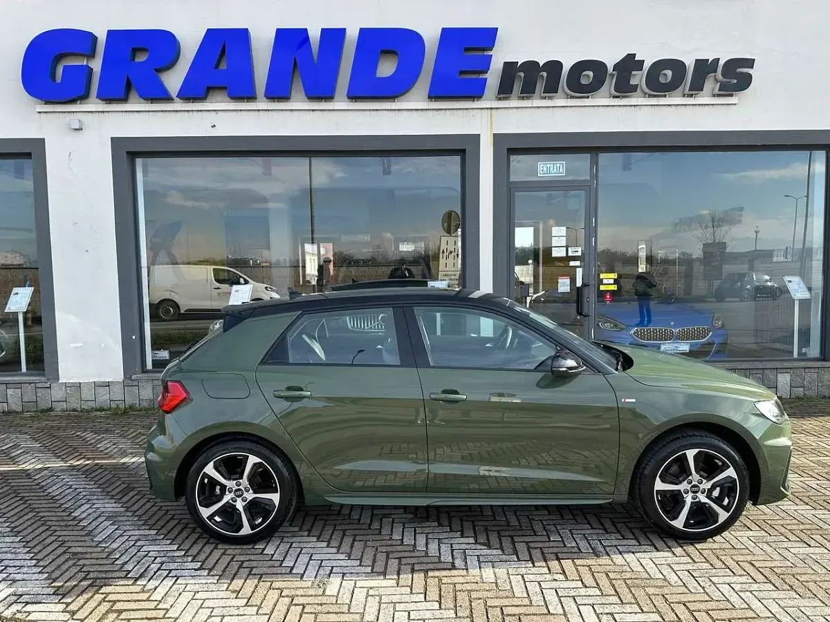 Nuova Audi A1 Sportback S-Line 116 CV (85 kW) 2026 Verde distretto metallizzato Utilitaria
