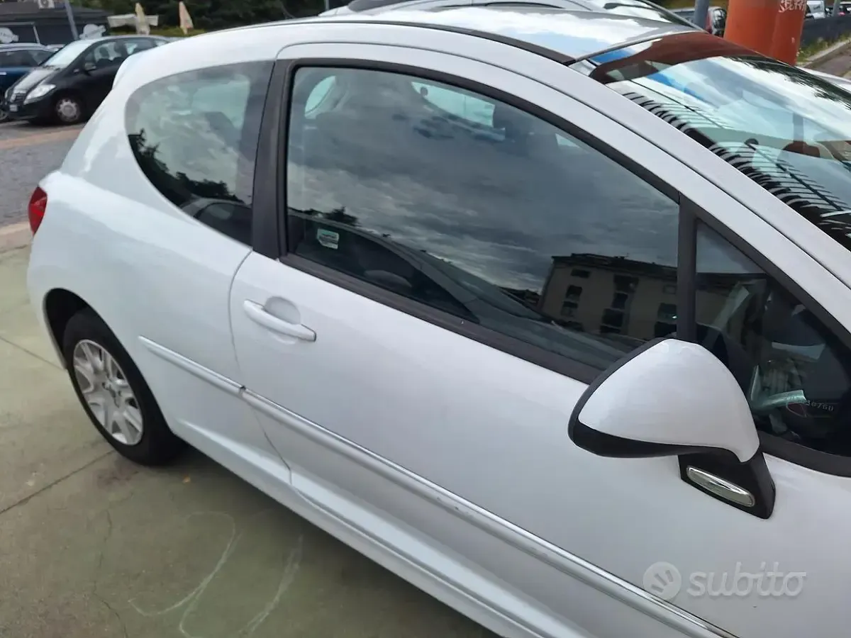 Usata Peugeot 207 73 CV (53 kW) 2011 Bianco Berlina