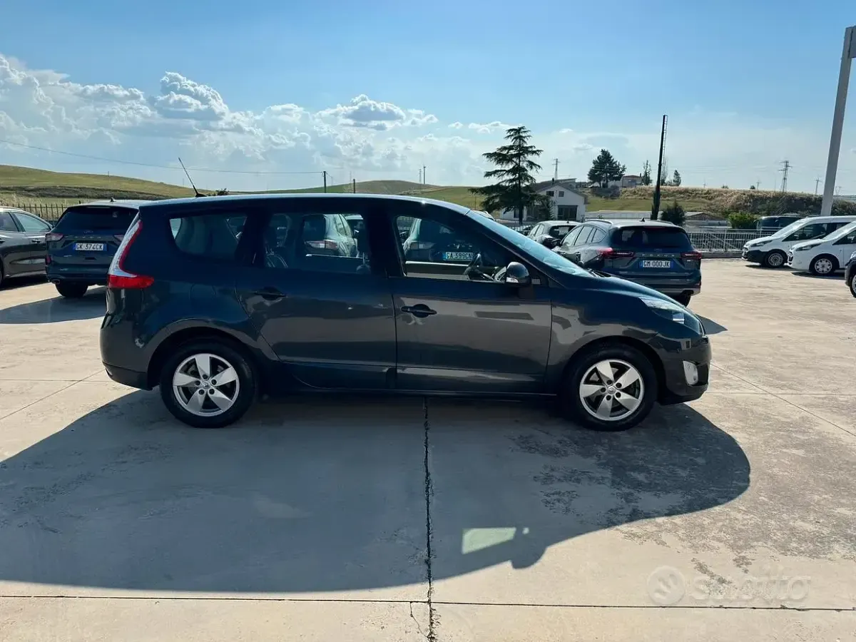 Usata Renault Scenic E-Tech 106 CV (77 kW) 2011 Grigio Monovolume