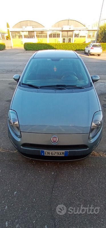 Grigio Usata 2012 Fiat Punto Due volumi | 2999 € (Buon prezzo) - Immagine 1/4