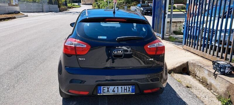 Usata Kia Rio Active 85 CV (62 kW) 2014 Grigio Berlina